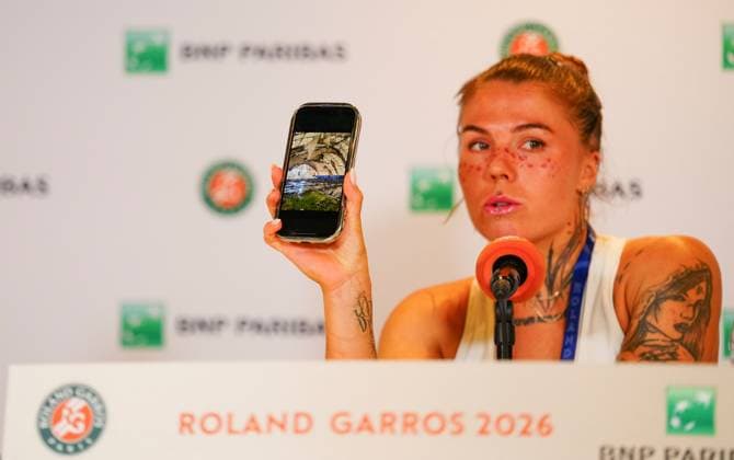 Following her first round win over Russian opponent Elena Pridankina, an emotional Oleksandra Oliynykova shows the gathered press a photograph of bombed out tennis courts in Ukraine, courts on which she used to play as a child French Open Tennis, Day Three, Tennis, Roland Garros, Paris, France - 26 May 2026Paris Roland Garros France EDITORIAL USE ONLY No use with unauthorised audio, video, data, fixture lists, club league logos or live services. Online in-match use limited to 120 images, no video emulation. No use in betting, games or single club league player publications. Copyright: xJavierxGarcia Shutterstockx 16898258ef