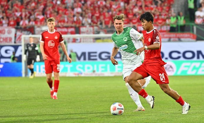 26 05 2026 Soccer season 2025 2026 Relegation 2 Soccer Bundesliga second leg SpVgg Greuther Fürth Kleeblatt Rot Weiss Essen RWE Sportfoto Zink MeZi xmexzix DFL regulations prohibit any use of photographs as image sequences and or quasi video only for editorial use Felix Klaus 30, SpVgg Greuther Fürth Kaito Mizuta 24, Rot Weiss Essen, right