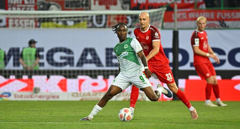 26 05 2026 Soccer season 2025 2026 Relegation 2 Soccer Bundesliga second leg SpVgg Greuther Fürth Kleeblatt Rot Weiss Essen RWE Sportfoto Zink MeZi xmexzix DFL regulations prohibit any use of photographs as image sequences and or quasi video only for editorial use Noel Futkeu 9, SpVgg Greuther Fürth vor Tobias Kraulich 33, Rot Weiss Essen