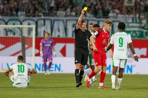 Referee Referee Robert Schroeder shows Gianluca Swajkowski 39 Rot Weiss Essen the yellow card after foul on Branimir Hrgota 10 Spvgg Greuther Fuerth , SpVgg Greuther Fuerth vs Rot Weiss Essen, Football, Men, Relegation, 2 Bundesliga, DFL, Season 2025 2026, Second leg, 26 05 2026 DFB regulations prohibit any use of photographs as image sequences and or quasi video Fuerth Bayern Germany Copyright: xkolbert-press MartinxAgüerax