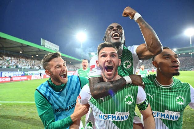26 05 2026 Fußball Saison 2025 2026 Relegation 2 Fußball Bundesliga Hinspiel SpVgg Greuther Fürth Kleeblatt Rot Weiss Essen RWE Sportfoto Zink xwoxzix DFL regulations prohibit any use of photographs as image sequences and or quasi video only for editorial use Torjubel Jubel nach Treffer Tor Torschuß zum 2 0 durch Branimir Hrgota 10, SpVgg Greuther Fürth Felix Higl 18, SpVgg Greuther Fürth Branimir Hrgota 10, SpVgg Greuther Fürth Noel Futkeu 9, SpVgg Greuther Fürth Sacha Banse Bansé 6, SpVgg Greuther Fürth