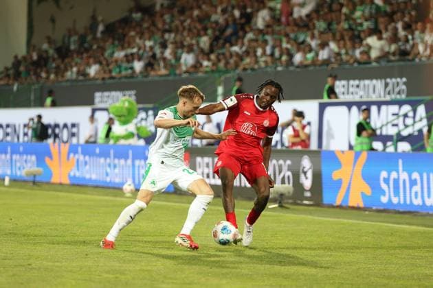 A player from Rot Weiss Essen claims the ball in a tackle against a player from SpVgg Greuther Fürth on the touchline The shirt number of the Essen player is not clearly legible, the Fürth player wears the number 2 Tackle between Rot Weiss Essen and SpVgg Greuther Fürth Copyright: xspeedshotx xTimoxBluhmki-Schmidtx