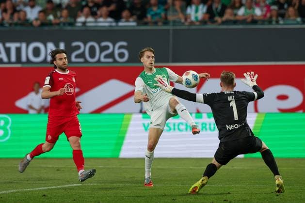 Goal chance by Luca Itter 27 Spvgg Greuther Fuerth , with Jakob Golz 1 Rot Weiss Essen , SpVgg Greuther Fuerth vs Rot Weiss Essen, Football, Men, Relegation, 2 Bundesliga, DFL, Season 2025 2026, Second leg, 26 05 2026 DFB regulations prohibit any use of photographs as image sequences and or quasi video Fuerth Bayern Germany Copyright: xkolbert-press MartinxAgüerax