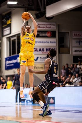 Barmer 2 Basketball Bundesliga ProA Playoffs Semifinal Game 3, Phoenix Hagen Eisbären Bremerhaven 26 05 2026 Jeffrey Carroll Phoenix Hagen, 30 in the throw, three-pointer, Carlos Deshawn Carter Eisbären Bremerhaven, 6 BARMER 2 Basketball Bundesliga ProA Playoffs Semifinal Game 3, Phoenix Hagen Eisbären Bremerhaven Hagen, Ischelandhalle on 26 05 2026 Copyright: xBEAUTIFULxSPORTS Wunderlx