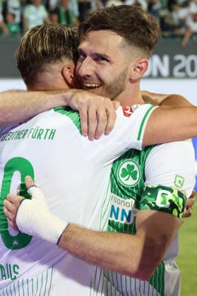 26 05 2026, xrekx, Fußball 2 Bundesliga Relegation, SpVgg Greuther Fuerth Rot Weiss Essen v l Torjubel nach dem Tor zum celebrating the goal celebrate 2 0 durch Branimir Hrgota SpVgg Greuther Fuerth mit Felix Klaus SpVgg Greuther Fuerth DFL DFB REGULATIONS PROHIBIT ANY USE OF PHOTOGRAPHS as IMAGE SEQUENCES and or QUASI VIDEO Fuerth