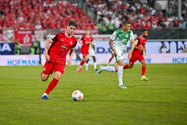 Relagation 2 Bundesliga SpVgg Greuther Fürth Rot Weiss Essen 26 05 2026 FÜRTH, GERMANY 26 MAY on the ball Jaka CUBER POTOCNIK Rot Weiss Essen 9 during the match between SpVgg Greuther Fürth and Rot Weiss Essen at the second leg of the relegation to the 2 Bundesliga at Sportpark Ronhof DFL REGULATIONS PROHIBIT ANY USE OF PHOTOGRAPHS AS IMAGE SEQUENCES AND OR QUASI VIDEO Copyright: xBEAUTIFULxSPORTS Goldbergx