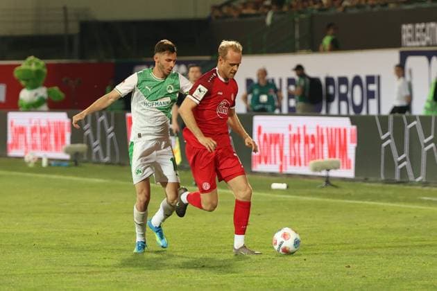 A Rot Weiss Essen player tackles a SpVgg Greuther Fürth player and controls the ball The scene takes place in the Greuther Fürth stadium in front of a packed crowd A duel between Rot Weiss Essen and SpVgg Greuther Fürth Copyright: xspeedshotx xTimoxBluhmki-Schmidtx
