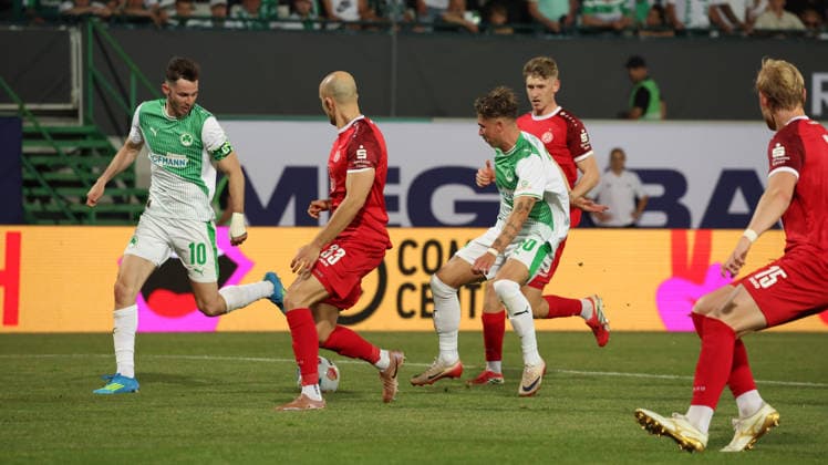 26 05 2026, xrekx, Fußball 2 Bundesliga Relegation, SpVgg Greuther Fuerth Rot Weiss Essen v l Branimir Hrgota SpVgg Greuther Fuerth Tobias Kraulich Rot Weiss Essen Felix Klaus SpVgg Greuther Fuerth Zweikampf, Aktion, action, battle for the ball DFL DFB REGULATIONS PROHIBIT ANY USE OF PHOTOGRAPHS as IMAGE SEQUENCES and or QUASI VIDEO Fuerth
