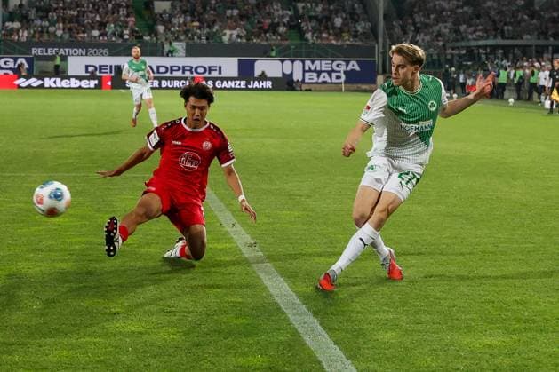 Luca Itter 27 Spvgg Greuther Fuerth , right, with a pass, action with Kaito Mizuta 24 Rot Weiss Essen , SpVgg Greuther Fuerth vs Rot Weiss Essen, Football, Men, Relegation, 2 Bundesliga, DFL, Season 2025 2026, Return match, 26 05 2026 DFB regulations prohibit any use of photographs as image sequences and or quasi video Fuerth Bayern Germany Copyright: xkolbert-press MartinxAgüerax