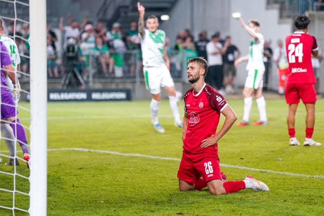Germany Football 2 Bundesliga Relegation 2025 2026 SpVgg Greuther Fürth vs Rot Weiss Essen Sportpark Ronhof I Thomas Sommer Fürth Abiama extends a cross from Hofmann to the post with his head Torben Müsel Torben Muesel Rot Weiss Essen, 26 heads the ball towards the empty goal, where Silas Prüfrock Silas Pruefrock Silas Prufrock SpVgg Greuther Fürth, 43 comes sliding back in and makes the save Copyright: xJOERANxSTEINSIEKx