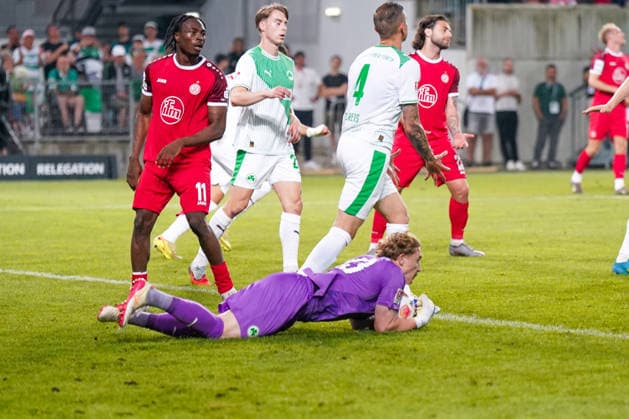 Germany Soccer 2 Bundesliga Relegation 2025 2026 SpVgg Greuther Fürth vs Rot Weiss Essen Sportpark Ronhof I Thomas Sommer Fürth Silas Prüfrock Silas Pruefrock Silas Prufrock SpVgg Greuther Fürth, 43 can save the ball Copyright: xJOERANxSTEINSIEKx