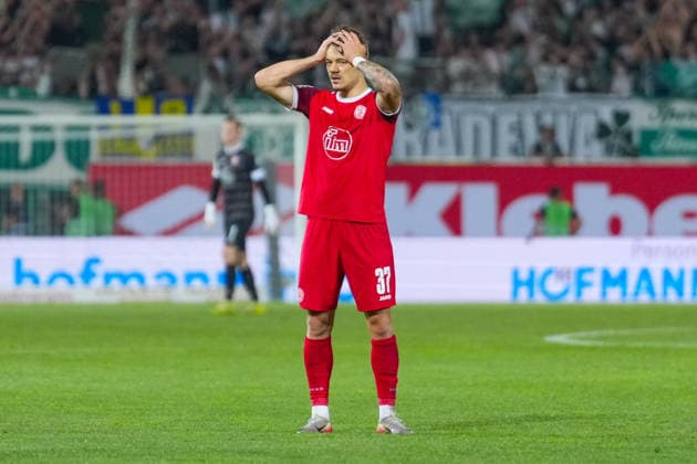 26 05 2026, xydrx, Herren, Fußball, Relegation second leg, 2 Bundesliga, SpVgg Greuther Fürth Rot Weiss Essen, Saison 2025 2026, Sportpark Ronhof Jannik Hofmann Rot Weiss Essen, 37 beats his hands over his head DFB regulations prohibit any use of photographs as image sequences and or quasi video Copyright: HMBxMedia YannisxDreimann