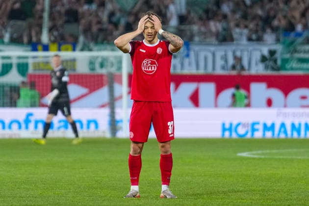 26 05 2026, xydrx, Herren, Fußball, Relegation second leg, 2 Bundesliga, SpVgg Greuther Fürth Rot Weiss Essen, Saison 2025 2026, Sportpark Ronhof Jannik Hofmann Rot Weiss Essen, 37 beats his hands over his head DFB regulations prohibit any use of photographs as image sequences and or quasi video Copyright: HMBxMedia YannisxDreimann