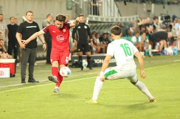 José Enrique Ríos Alonso 23 Rot Weiss Essen takes a shot from the left wing, while Aaron Keller 16 SpVgg Greuther Fürth tries to block the shot The scene takes place near the touchline, in the background you can see the trainers bench José Enrique Ríos Alonso 23 Rot Weiss Essen shoots against Aaron Keller 16 SpVgg Greuther Fürth Copyright: xspeedshotx xTimoxBluhmki-Schmidtx