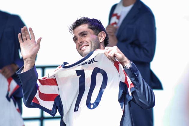 US Mens Team reveals their 2026 FIFA World Cup, WM, Weltmeisterschaft, Fussball roster Christian Pulisic, player of United States, holds his jersey during the United States World Cup roster reveal in New York, New York USA, 26 May 2026. NEW YORK NEW YORK UNITED STATES  Copyright: xKENAxBETANCURx