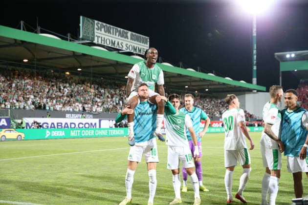 26 05 2026, xrekx, Soccer 2 Bundesliga Relegation, SpVgg Greuther Fuerth Rot Weiss Essen v l Noel Futkeu SpVgg Greuther Fuerth Felix Higl SpVgg Greuther Fuerth Mannschaft, Spieler, jubeln nach Spielende, Team, Player, celebrate at the end of the match DFL DFB REGULATIONS PROHIBIT ANY USE OF PHOTOGRAPHS as IMAGE SEQUENCES and or QUASI VIDEO Fuerth