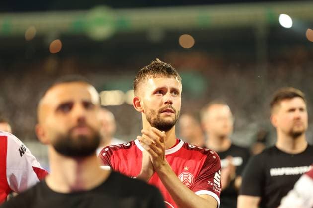 Torben Müsel 26 Rot Weiss Essen claps with folded hands and looks into the curve In the background are other Rot Weiss Essen players and officials Torben Müsel 26 Rot Weiss Essen applauds the fans Copyright: xspeedshotx xTimoxBluhmki-Schmidtx