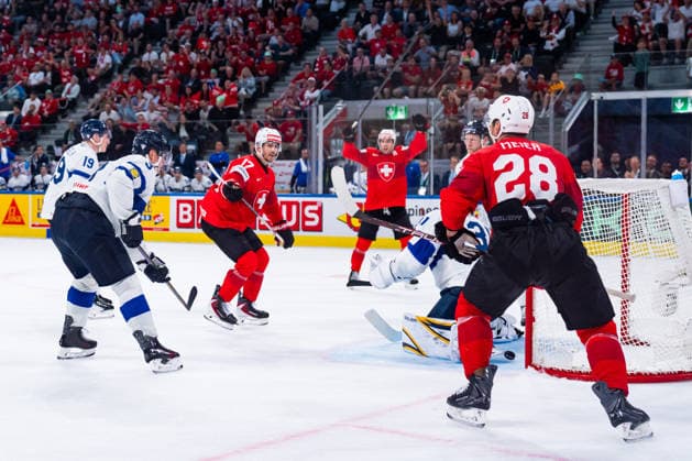 ZURICH, SWITZERLAND - MAY 26: Ken Jaeger (Switzerland, 17) shooting the 3:2 goal during the Preliminary Round - Group A Match 55 between Switzerland and Finland at the IIHF Ice hockey, Eishockey World Championship, WM, Weltmeisterschaft 2026, Swiss Life Arena on May 26, 2026 in Zurich, Switzerland. Zurich Switzerland Copyright: xTimoxSteinx