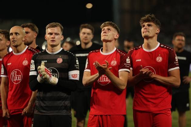 Jakob Golz 1 Rot Weiss Essen and Tobias Kraulich 33 Rot Weiss Essen stand on the pitch together with other Rot Weiss Essen players and clap in the direction of the fans The players appear emotionally moved after the final whistle Jakob Golz 1 Rot Weiss Essen and Tobias Kraulich 33 Rot Weiss Essen applauding Copyright: xspeedshotx xTimoxBluhmki-Schmidtx
