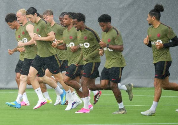 May 26, 2026, Charlotte, Nc, UNITED STATES: Team Canada players run in the pouring rain during World Cup roster selection camp in Charlotte, N.C., on Tuesday, May 26, 2026. Canada News - May 26, 2026  - ZUMAc35_ 20260526_zaf_c35_082 Copyright: xNathanxDenettex