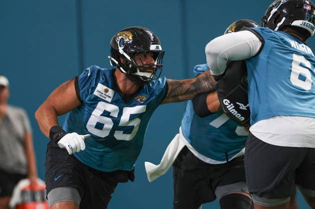 JACKSONVILLE, FL - MAY 26: Jacksonville Jaguars guard Patrick Mekari (65) works on a drill during Jacksonville Jaguars OTA on May 26, 2026 at Miller Electric Center in Jacksonville, Fl. (Photo by David Rosenblum Icon Sportswire) NFL, American Football Herren, USA MAY 26 Jacksonville Jaguars OTA EDITORIAL USE ONLY Icon260526127243