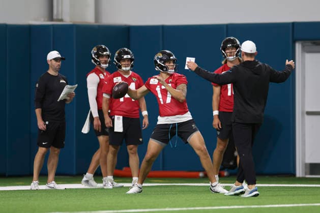 JACKSONVILLE, FL - MAY 26: Jacksonville Jaguars quarterback Joey Aguilar (17) throws a pass during Jacksonville Jaguars OTA on May 26, 2026 at Miller Electric Center in Jacksonville, Fl. (Photo by David Rosenblum Icon Sportswire) NFL, American Football Herren, USA MAY 26 Jacksonville Jaguars OTA EDITORIAL USE ONLY Icon260526127516