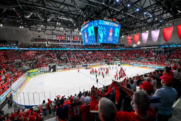 ZURICH, SWITZERLAND MAY 26 Switzerland celebrate the victory with the fans during the 2026 IIHF Ice Hockey World Championship Switzerland game between Switzerland and Finland at Swiss Life Arena on May 26, 2026 in Zurich, Zurich Zurich Swiss Life Arena Zurich Switzerland Copyright: xJustPictures.ch AndreaxBrancax jp-en-EuSpIm-JP7_ANB_SuiFin_26052026_3942