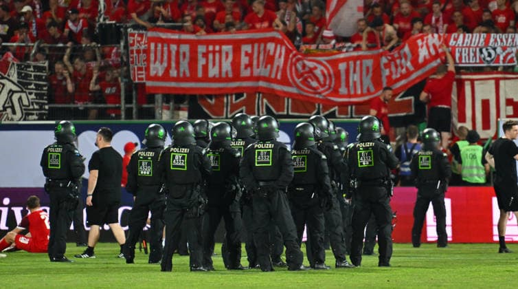 26 05 2026 Soccer season 2025 2026 Relegation 2 Soccer Bundesliga first leg SpVgg Greuther Fürth Kleeblatt Rot Weiss Essen RWE Sportfoto Zink xwoxzix DFL regulations prohibit any use of photographs as image sequences and or quasi video only for editorial use Police in front of fans Fanblock Essen