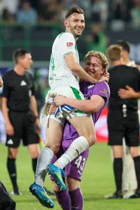 Silas Joel Pruefrock 43 Spvgg Greuther Fuerth carries Branimir Hrgota 10 Spvgg Greuther Fuerth after the end of the match, joy, emotion, SpVgg Greuther Fuerth vs Rot Weiss Essen, football, men, relegation, 2 Bundesliga, DFL, season 2025 2026, return match, 26 05 2026 DFB regulations prohibit any use of photographs as image sequences and or quasi video Fuerth Bayern Germany Copyright: xkolbert-press MartinxAgüerax