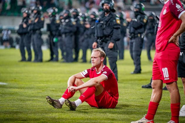 Germany Soccer 2 Bundesliga Relegation 2025 2026 SpVgg Greuther Fürth vs Rot Weiss Essen Sportpark Ronhof I Thomas Sommer Fürth Disappointment, sadness, tears, facial expression, facial expression, emotion at Lucas Brumme Rot Weiss Essen, 14 Copyright: xJOERANxSTEINSIEKx