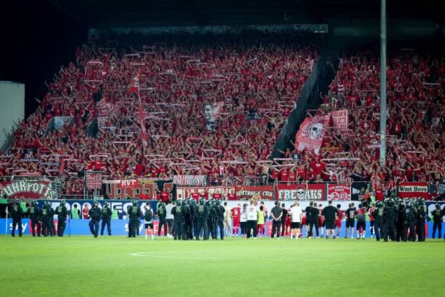 The fans of Rot Weiss Essen celebrate their team after the match, police forces secure the pitch, SpVgg Greuther Fuerth vs Rot Weiss Essen, football, men, relegation, 2 Bundesliga, DFL, season 2025 2026, rematch, 26 05 2026 DFB regulations prohibit any use of photographs as image sequences and or quasi video Fuerth Bayern Germany Copyright: xkolbert-press MartinxAgüerax