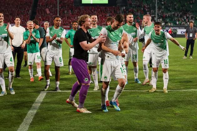 Silas Joel Pruefrock 43 Spvgg Greuther Fuerth pushes Branimir Hrgota 10 Spvgg Greuther Fuerth towards the fans after the end of the match, cheering, SpVgg Greuther Fuerth vs Rot Weiss Essen, football, men, relegation, 2 Bundesliga, DFL, season 2025 2026, return match, 26 05 2026 DFB regulations prohibit any use of photographs as image sequences and or quasi video Fuerth Bayern Germany Copyright: xkolbert-press MartinxAgüerax