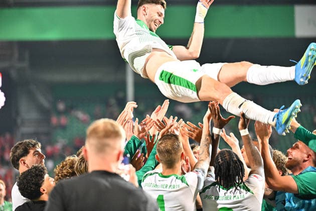 26 05 2026 Soccer season 2025 2026 Relegation 2 Soccer Bundesliga second leg SpVgg Greuther Fürth Kleeblatt Rot Weiss Essen RWE Sportfoto Zink MeZi xmexzix DFL regulations prohibit any use of photographs as image sequences and or quasi video only for editorial use Players celebrate Branimir Hrgota 10, SpVgg Greuther Fürth after the end of the match