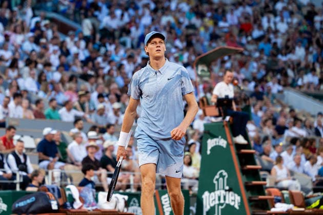 PARIS, FRANCE - MAY 26: Jannik Sinner of Italy looks on during the game against Clement Tabur of France in the Men s Singles First Round match on Day Three of the 2026 French Open at Roland Garros on May 26, 2026 in Paris, France. (Photo by Pauline FIGUET SPP) Copyright: xPaulinexFIGUETx xSPPx Sportspressphoto_SPR155086