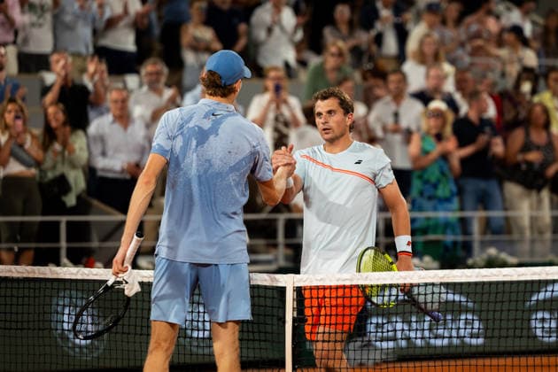 PARIS, FRANCE - MAY 26: Jannik Sinner of Italy salutes Clement Tabur of France in the Men s Singles First Round match on Day Three of the 2026 French Open at Roland Garros on May 26, 2026 in Paris, France. (Photo by Pauline FIGUET SPP) Copyright: xPaulinexFIGUETx xSPPx Sportspressphoto_SPR155177