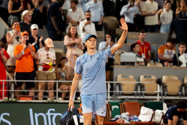 PARIS, FRANCE - MAY 26: Jannik Sinner of Italy celebrates with the fans after winning against Clement Tabur of France in the Men s Singles First Round match on Day Three of the 2026 French Open at Roland Garros on May 26, 2026 in Paris, France. (Photo by Pauline FIGUET SPP) Copyright: xPaulinexFIGUETx xSPPx Sportspressphoto_SPR155179