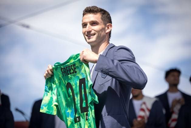 RECORD DATE NOT STATED U.S. Men™s national team, Nationalteam World Cup Roster Reveal The US Men s National Team s (USMNT) goalkeeper Matt Freese poses with his jersey during the announcement of the USMNT 2026 World Cup roster in New York, on May 26, 2026.(Foto: William Volcov Brazil Photo Press IMAGO) Sports NEW YORK NY United States Copyright: xWILLIAMxVOLCOVx