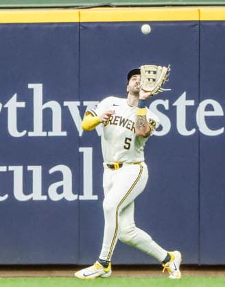 Milwaukee Brewers center fielder Garrett Mitchell catches a fly ball hit by St. Louis Cardinals catcher Yohel Pozo in the fifth inning of the MLB, Baseball Herren, USA game between the St. Louis Cardinals and the Milwaukee Brewers at American Family Field in Milwaukee, Wisconsin on Tuesday, May 26, 2026.  MIL20260526814 TANNENxMAURY