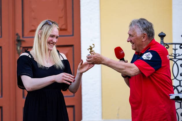 26 05 2026, GER, Handball, Women, Season 2025 2026, Alsco 1 Bl, Goodbye Together public farewell ceremonial end of season Hans Joachim Steinbach presents Johanna Reichert Thueringer HC,29 a small trophy Together with fans, supporters and companions, some players were bid farewell and the team was officially honored for the successful season 99947 Bad Langensalza Kurpark am Frederikenschlössche Thuringia Germany