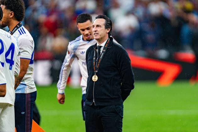 20 05 2026, SC Freiburg vs Aston Villa, UEFA Europa League Final, Final Matchday Unai Emery coach with the medal winner honoring the trophy Copyright: xBahhoxKarax