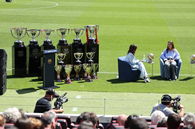 Alexia Putellas attends farewell ceremony at Camp Nou in Barcelona BARCELONA, SPAIN - MAY 27: FC Barcelona, Barca captain Alexia Putellas (R) sits next to the trophies won with the club during a farewell ceremony at Camp Nou Stadium in Barcelona on May 27, 2026. Adria Puig Anadolu Barcelona Spain. Editorial use only. Please get in touch for any other usage.  Copyright: x2026xAnadoluxAdriaxPuigx