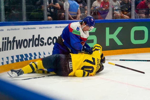 FRIBOURG, SWITZERLAND MAY 26 Viliam Kmec of Slovakia against Oskar Sundqvist of Sweden during the 2026 IIHF Ice Hockey World Championship Switzerland game between Sweden and Slovakia at BCF Arena on May 26, 2026 in Fribourg, Fribourg Fribourg BCF Arena Fribourg Switzerland Copyright: xJustPictures.ch JarixPestelaccix jp-en-EuSpIm-JP6_JAR_Sweden_Slovakia_26May2026_00136