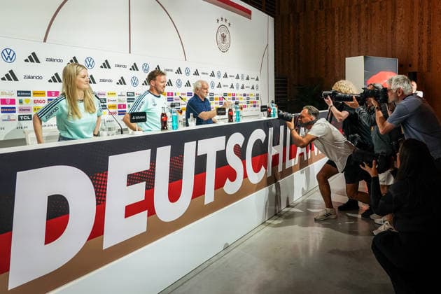 National coach Julian Nagelsmann and sports director Rudi Völler Germany Germany come into the press conference room and are the focus of the photographers Herzo Base 27 05 2026 German national team, training camp for World Cup preparation, Home Ground, HerzoBase, World of Adidas, Herzogenaurach