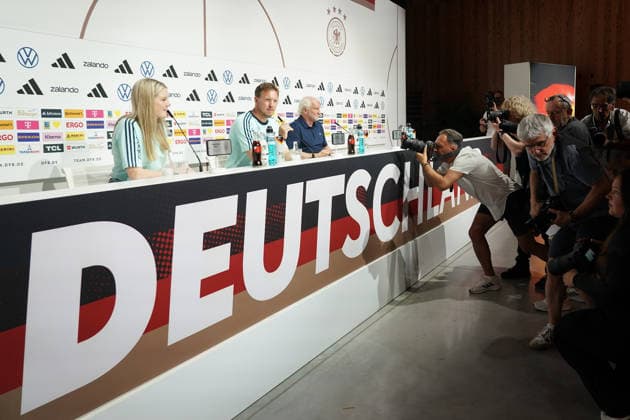 National coach Julian Nagelsmann and sports director Rudi Völler Germany Germany come into the press conference room and are the focus of the photographers Herzo Base 27 05 2026 German national team, training camp for World Cup preparation, Home Ground, HerzoBase, World of Adidas, Herzogenaurach