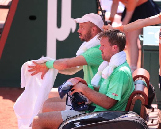 Kevin Krawietz, Tim Puetz cap sitting on chair during break in play with ice pack on shoulder, Heat, Men s Doubles, Men s Doubles Tennis French Open 2026 Roland Garros Paris France 27 May 2026 Copyright: xJuergenxHasenkopfx
