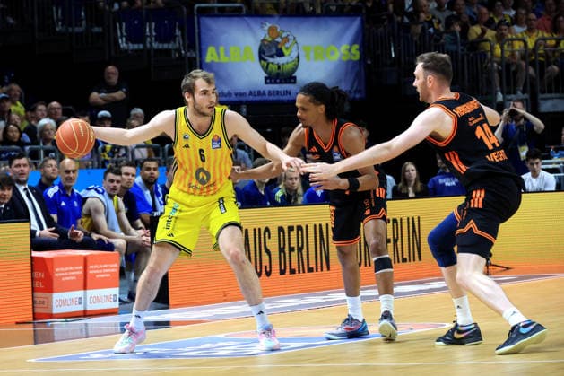 DEU, easyCredit BBL, ALBA vs Rasta Vechta, 27 05 2026, Uber Arena, Berlin, DEU, easyCredit BBL, ALBA vs Rasta Vechta, pictured MALTE DELOW ALBA Berlin 6 , Alonzo Verge jr RASTA Vechta 11 , Philipp Herkenhoff RASTA Vechta 14 nordphotoxGmbHx xEngler nph00076