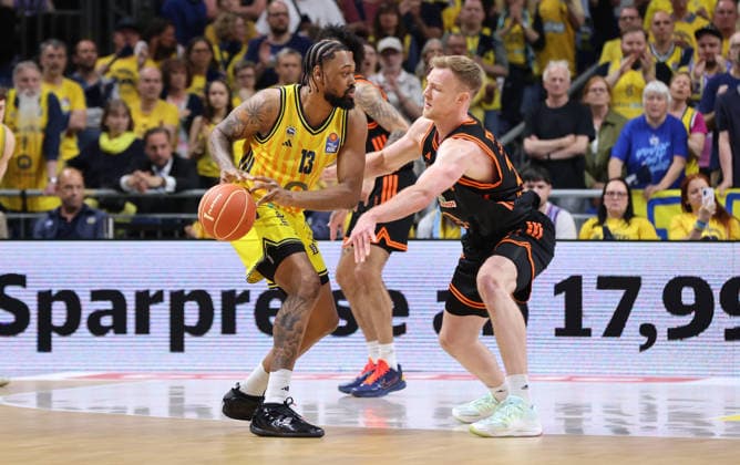 J Wan Roberts on the ball, Lars Thiemann duel Game scene Action Sport Basketball BBL Bundesliga Mens Play Off Quarter-final 5 Game Season 2025 2026 27 05 2026 ALBA Berlin vs SC Rasta Vechta