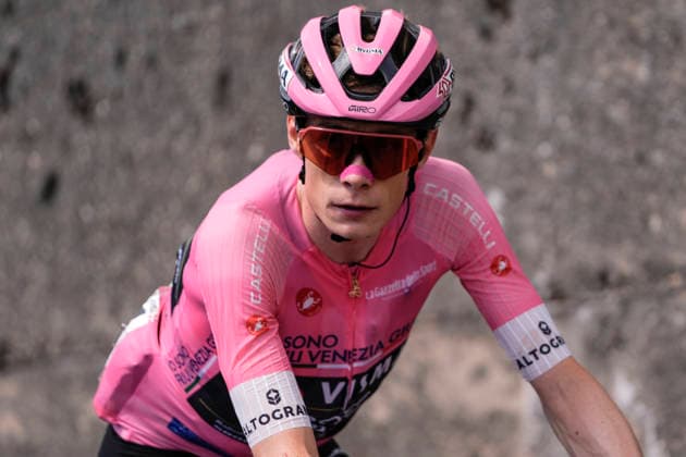 Denmark’s Jonas Vingegaard Hansen of Team Visma Lease A Bike during Stage 17 of the Giro d’Italia, from Cassano d’Adda to Andalo, Italy, Wednesday, May 27, 2026.  Copyright: xFabioxFerrari LaPressex