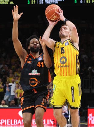 Lloyd Pandi, Martin Hermannsson on the ball duel Match scene Action Sport Basketball BBL Bundesliga Mens Play Off Quarter-final 5 Match Season 2025 2026 27 05 2026 ALBA Berlin vs SC Rasta Vechta