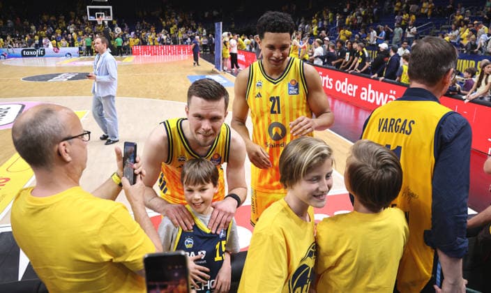Martin Hermannsson,, Michael Rataj, Alba cheers end of game joy emotion jubilation Sport Basketball BBL Bundesliga Mens Play Off Quarter Final 5 Match Season 2025 2026 27 05 2026 ALBA Berlin vs SC Rasta Vechta